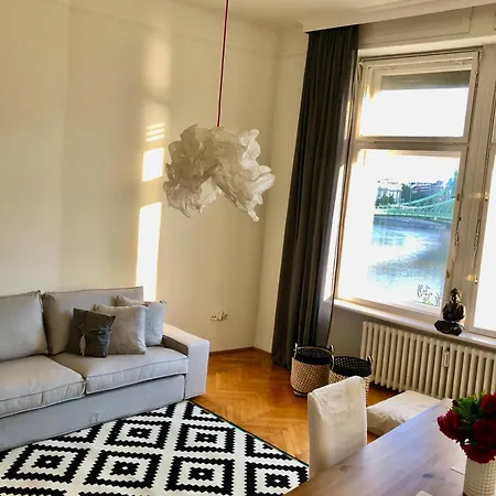 Danube View In Center-prime Location Apartmán